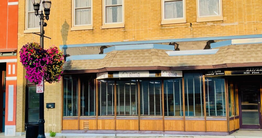 An exterior photo of office buildings in Grand Rapids, Minnesota where an Ellie Mental Health Therapy & Psychiatric Clinic is located.